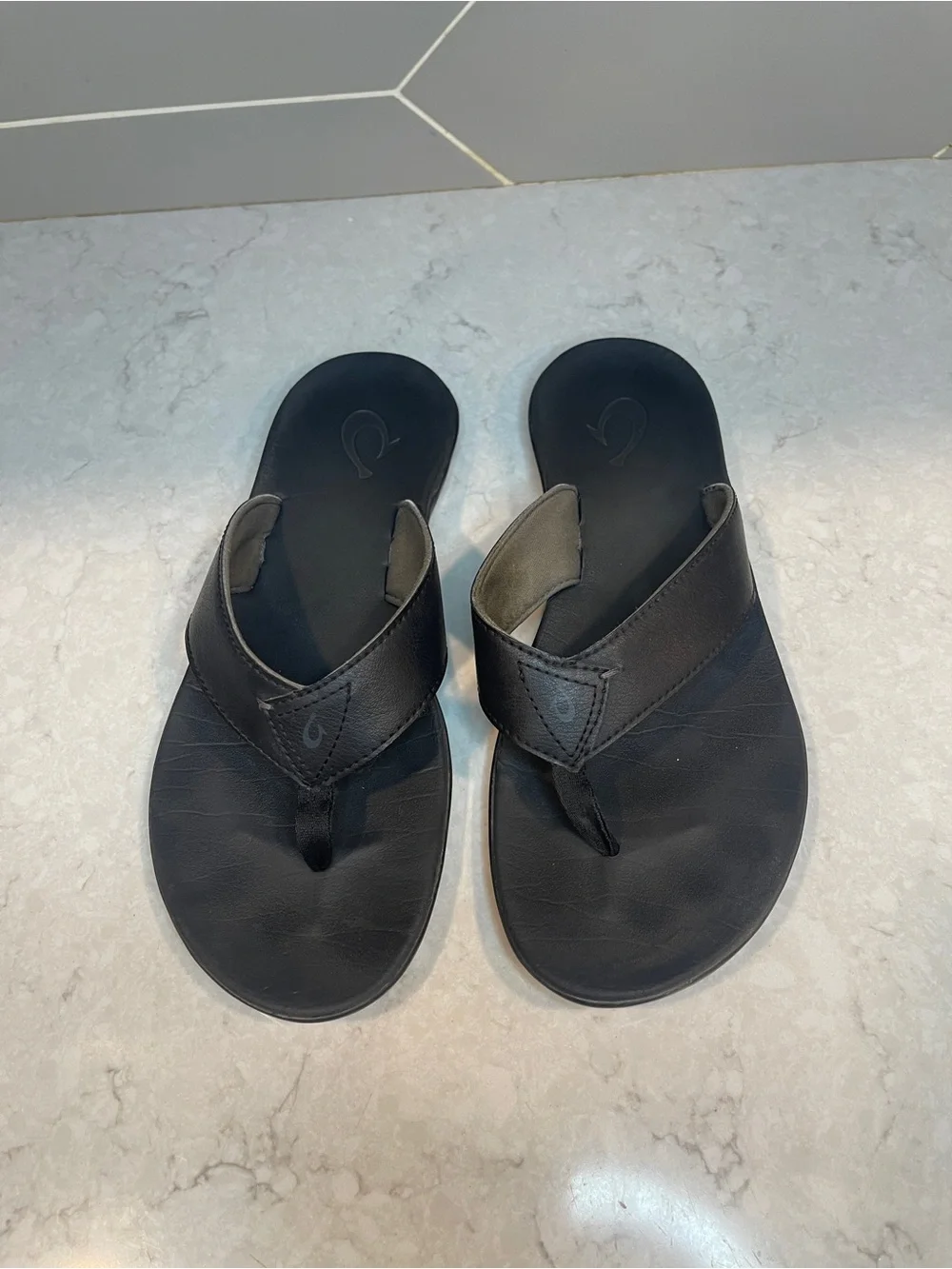 OluKai Black Youth Flip Flops with Logo _US B_Beach, Casual,Resort, coastal Boho
